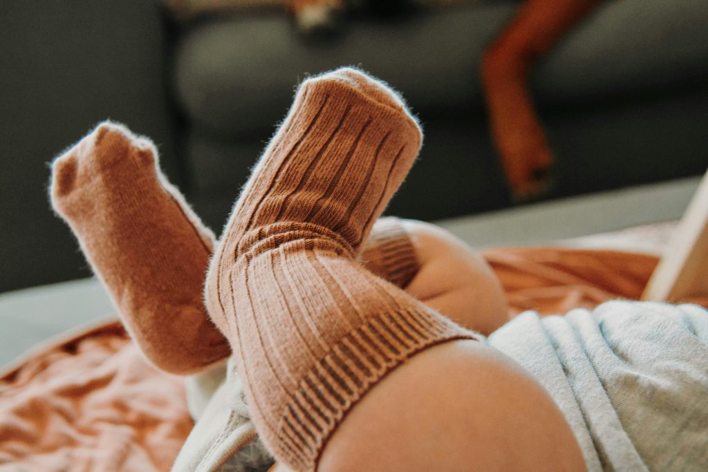 baby løfter benene i søvne